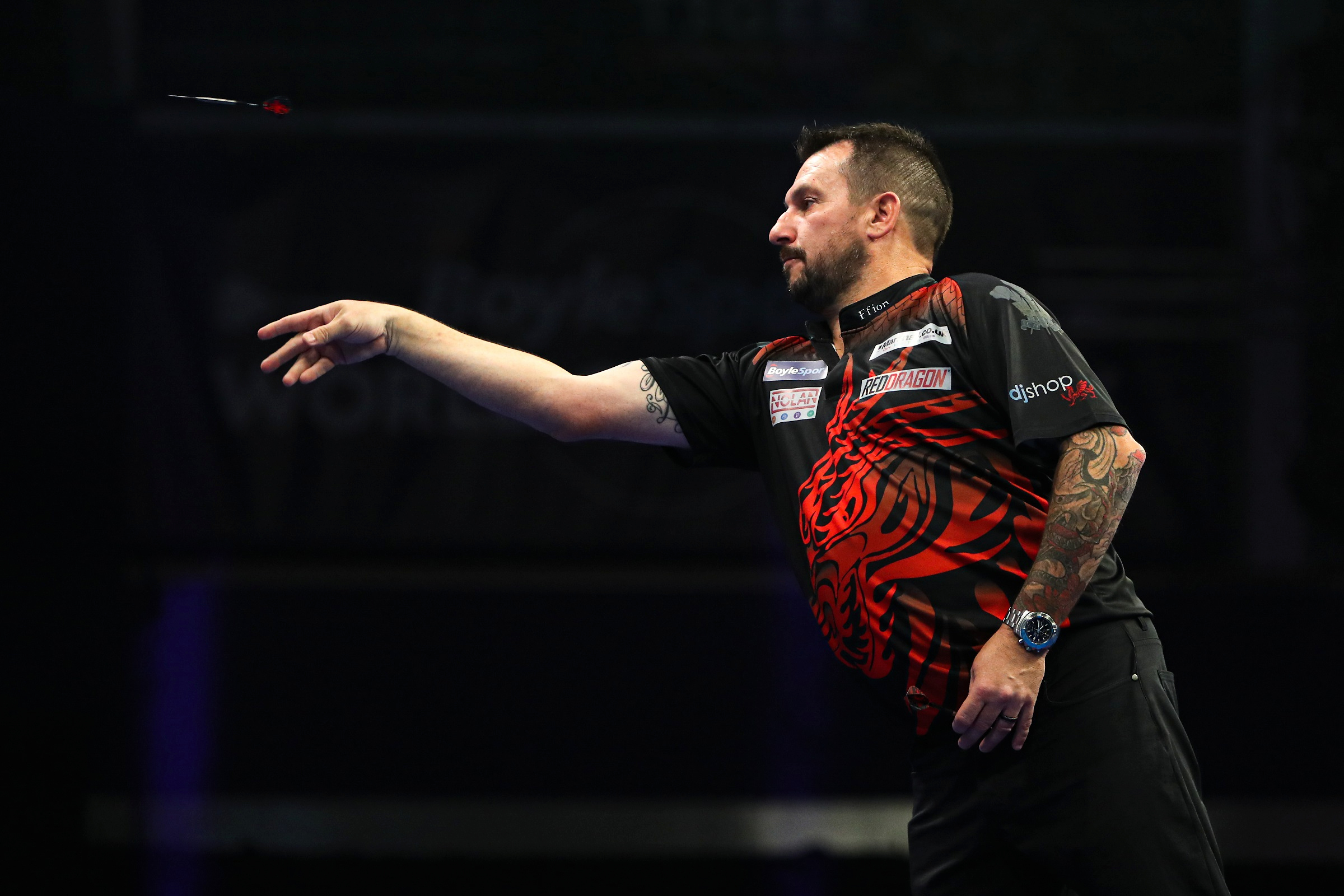 Jonny Clayton vor dem Board