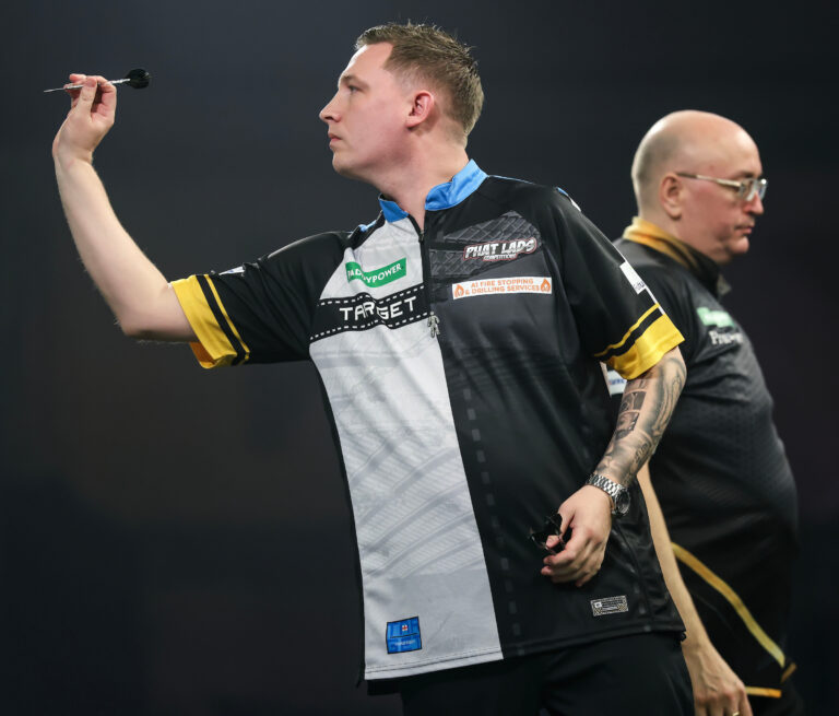 Chris Dobey vor dem Board