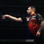 Jonny Clayton vor dem Board