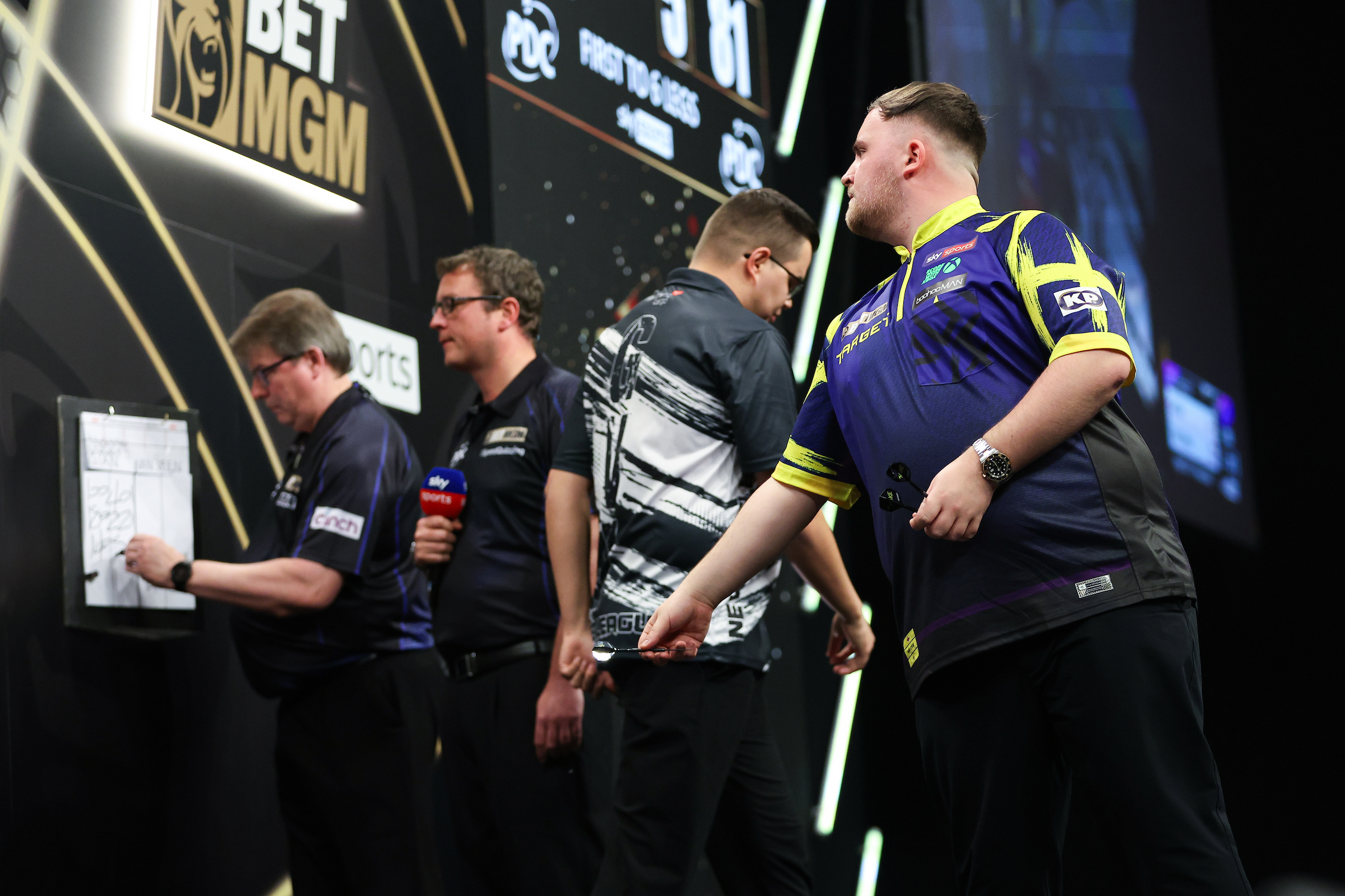 Premier League Darts 2026: Luke Littler dominiert Berlin & übernimmt Tabellenführung