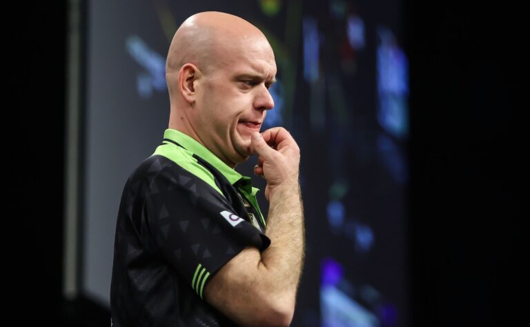 Michael van Gerwen bei einem PDC-Turnier auf der Bühne.