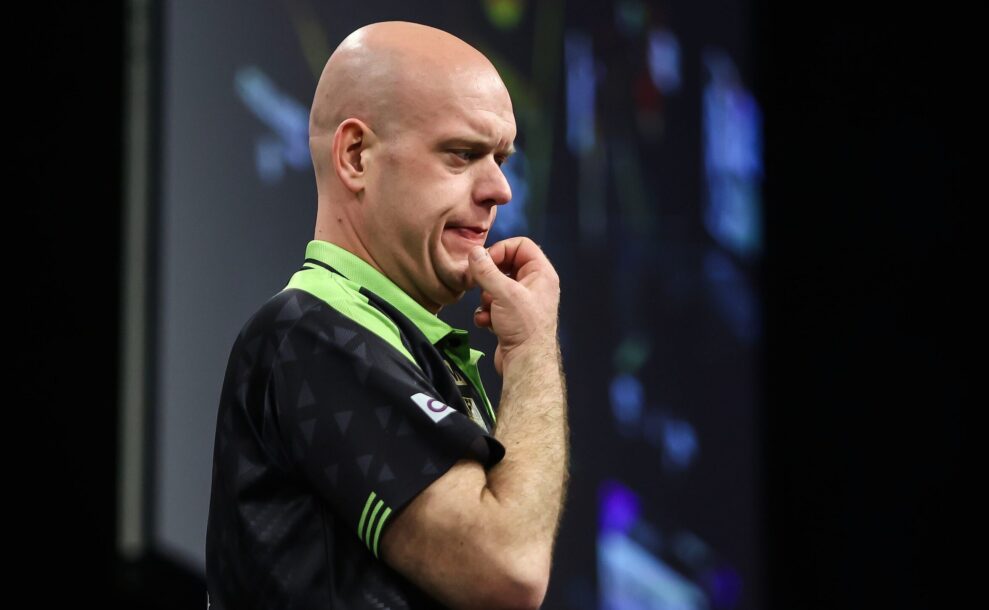 Michael van Gerwen bei einem PDC-Turnier auf der Bühne.