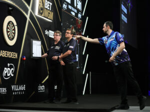 Luke Humphries am Dartboard
