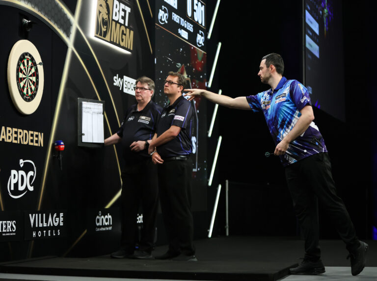 Luke Humphries am Dartboard