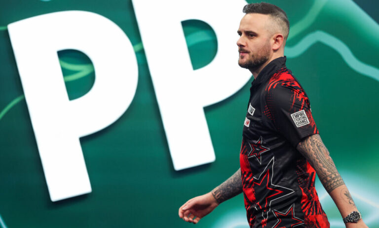 Joe Cullen auf der Bühne bei einem PDC-Dartturnier