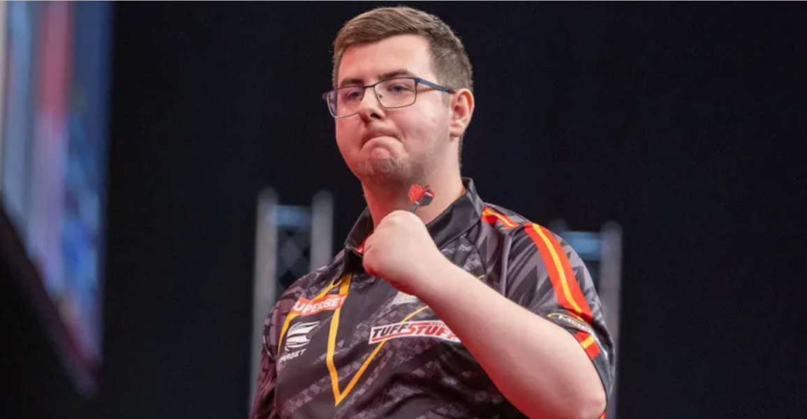 Sebastian Bialecki auf der Bühne bei einem PDC-Dartturnier.