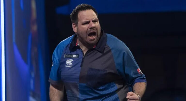 Adrian Lewis bei einem Auftritt auf der PDC-Bühne.