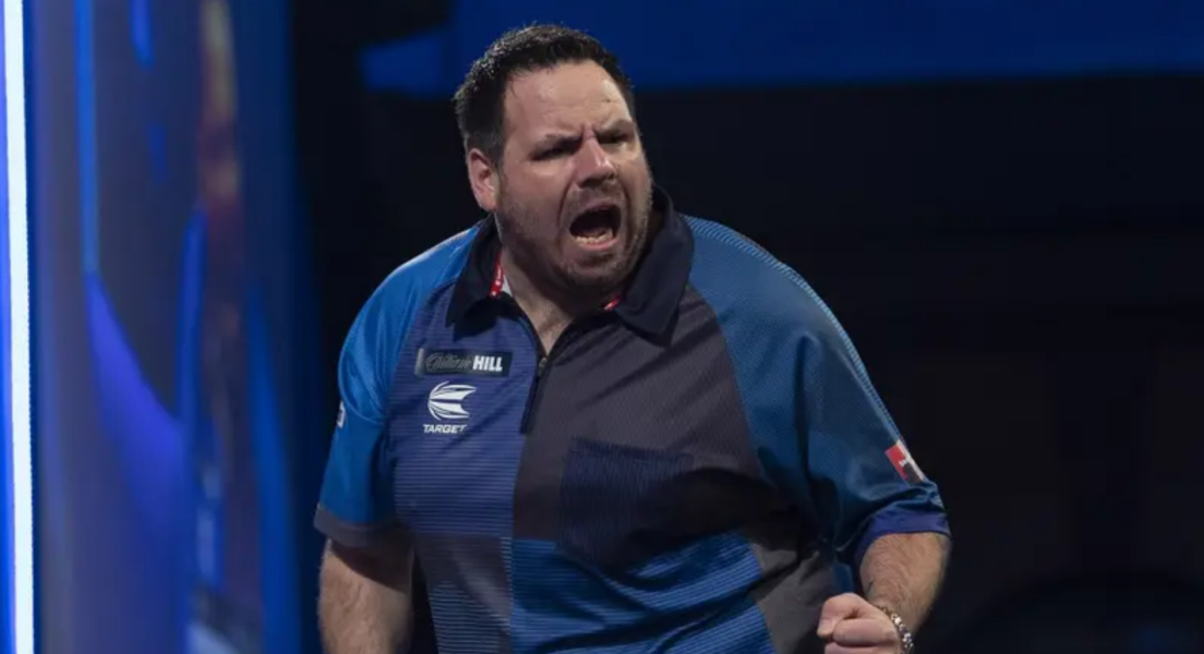 Adrian Lewis bei einem Auftritt auf der PDC-Bühne.