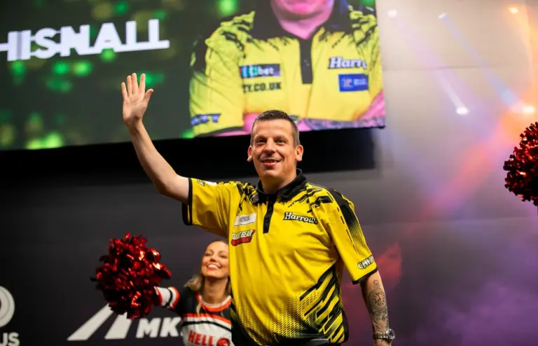 Dave Chisnall bei der Hungarian Darts Trophy 2026 auf der Bühne in Budapest