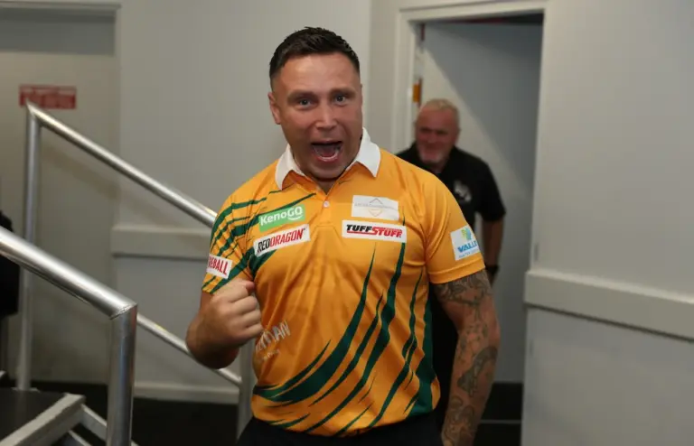 Gerwyn Price jubelt im orangefarbenen Trikot bei den Australian Darts Masters 2026 in Wollongong.