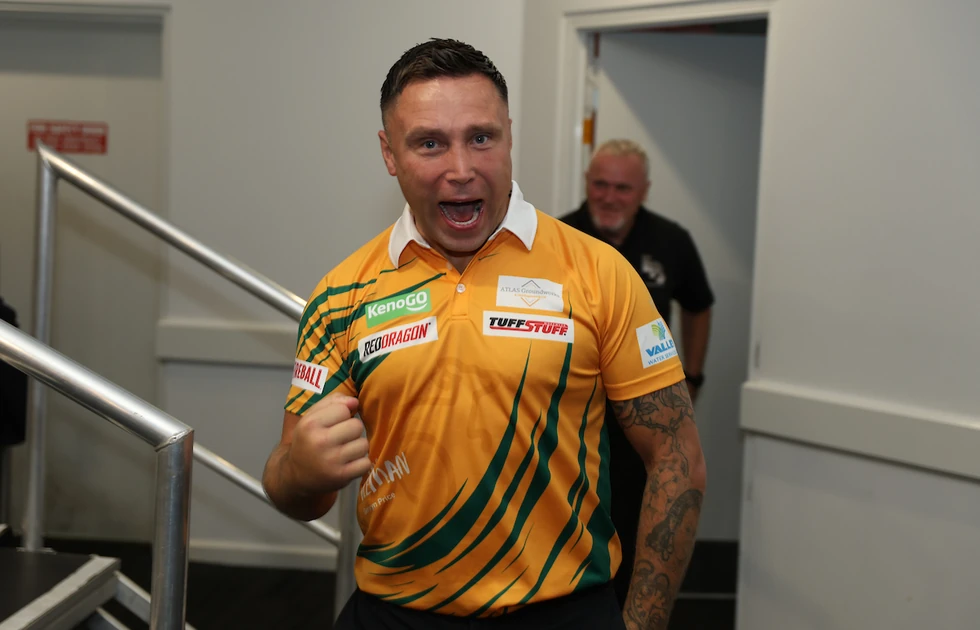 Gerwyn Price jubelt im orangefarbenen Trikot bei den Australian Darts Masters 2026 in Wollongong.