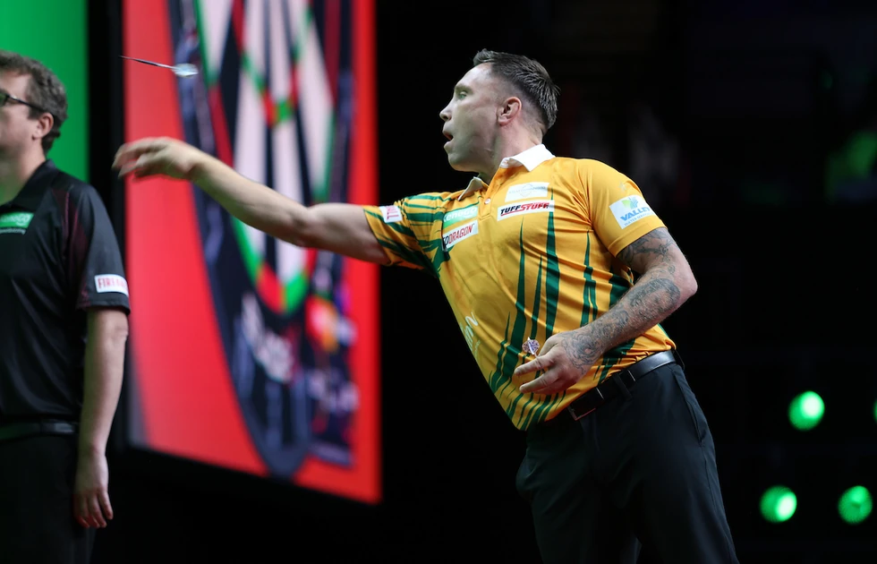 Gerwyn Price beim Wurf auf der Bühne der Australian Darts Masters 2026 in Wollongong.