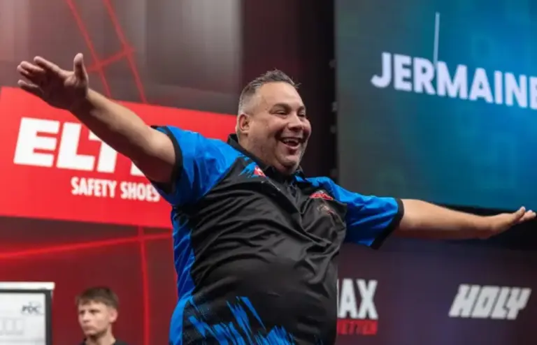 Jermaine Wattimena bei der Hungarian Darts Trophy 2026 im Match gegen Andrew Gilding