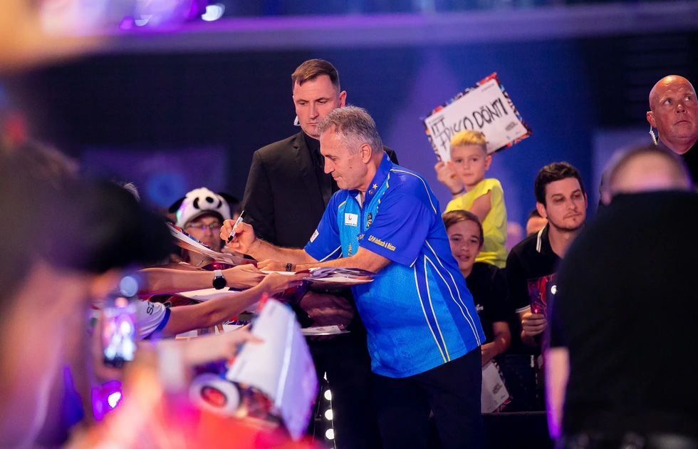 Laszlo Kadar gibt bei der Hungarian Darts Trophy 2026 Autogramme für Fans in Budapest