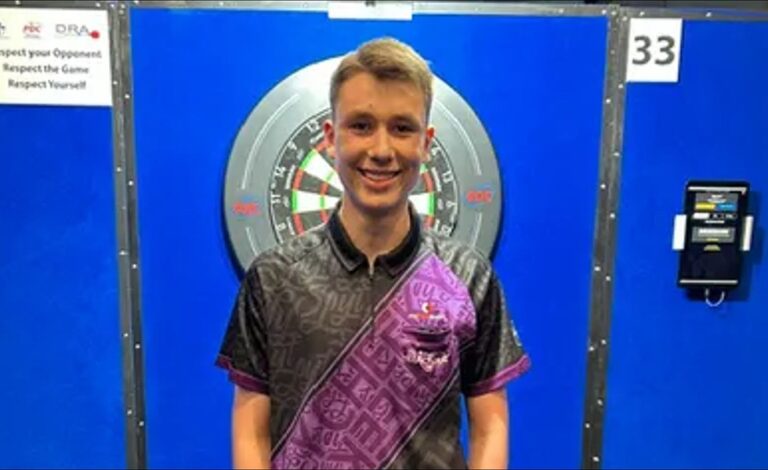 Lenny Schlüter nach seinem Erfolg auf der PDC Development Tour