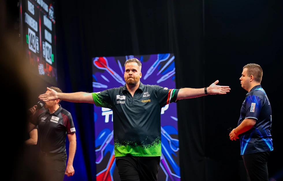 Nándor Major bei der Hungarian Darts Trophy 2026 auf der Bühne in Budapest