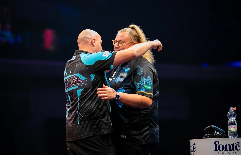 Rob Cross und Beau Greaves nach ihrem Match bei der Hungarian Darts Trophy 2026
