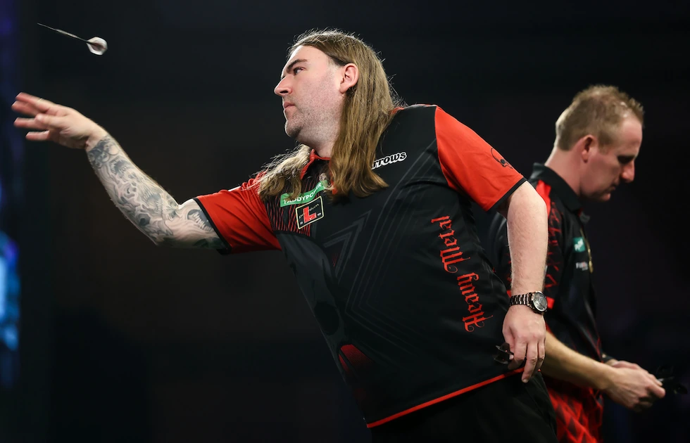 Ryan Searle wirft einen Dart auf der Bühne