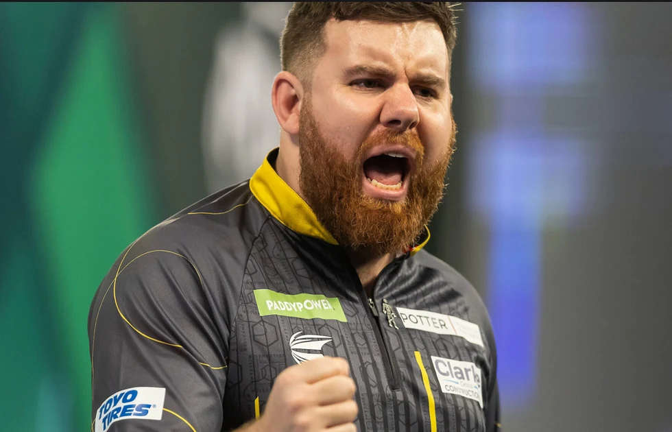 Scott Williams bei einem PDC-Turnier auf der Bühne