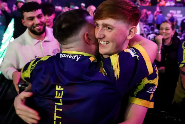 Streamer Angry Ginge umarmt Luke Littler im Alexandra Palace.
