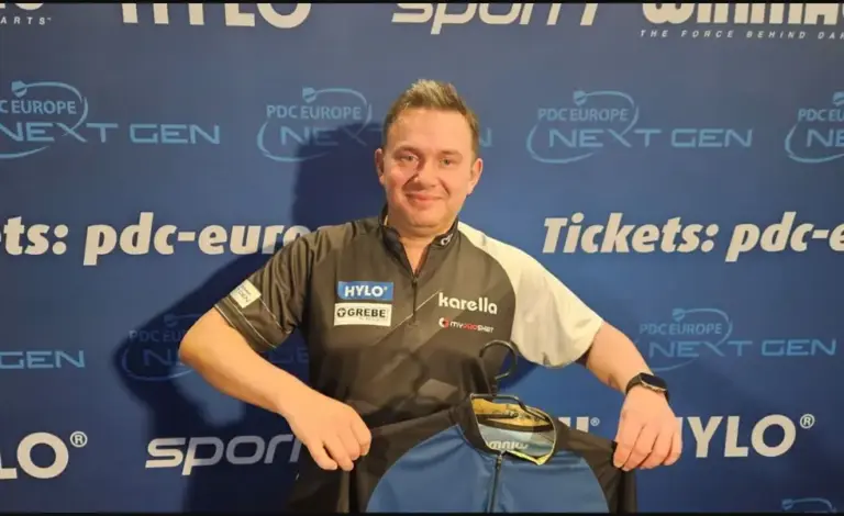 Daniel Klose bei der PDC Europe NEXT GEN 2026 in Siegerpose.