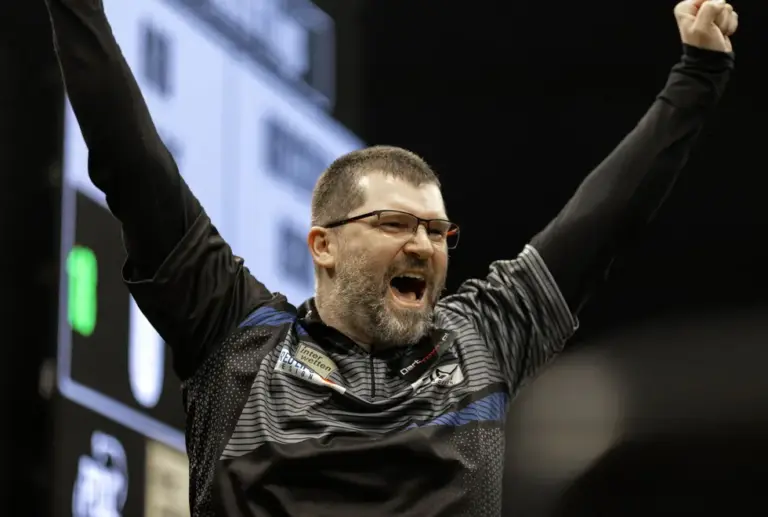 Krzysztof Kciuk jubelt auf der Bühne der PDC European Tour