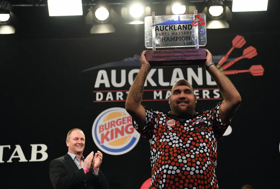 Kyle Anderson hebt nach seinem Sieg bei den Auckland Darts Masters 2017 den Pokal in die Höhe.