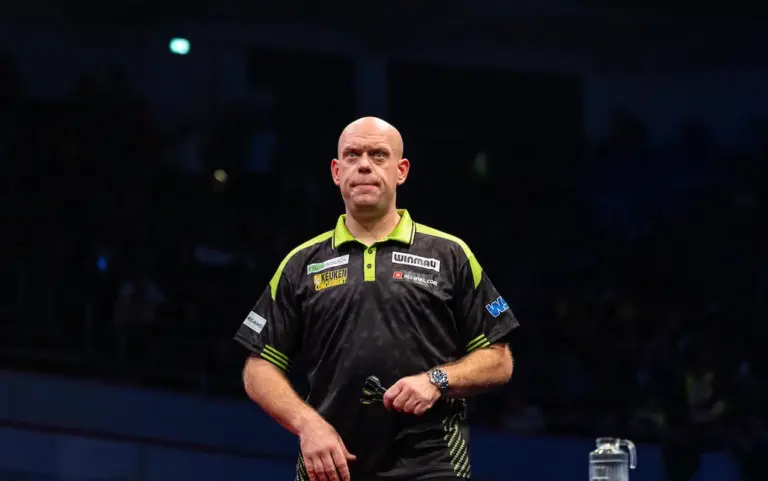 Michael van Gerwen steht bei der Darts-EM 2026 mit Darts in der Hand auf der Bühne und blickt konzentriert nach vorne.