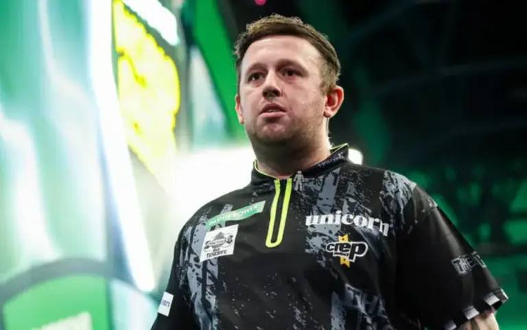 Dartsprofi Callan Rydz auf der Bühne bei einem Turnier der PDC.