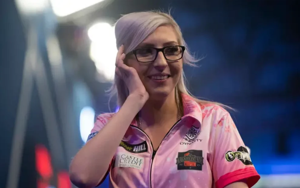Fallon Sherrock jubelt nach ihrem Sieg gegen Luke Littler bei der Netflix-Darts-Show „Beat Luke Littler“ in Manchester.