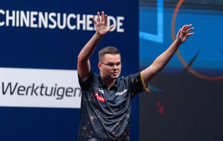Gian van Veen mit erhobenen Armen auf der Bühne bei der European Championship 2026 in Dortmund.