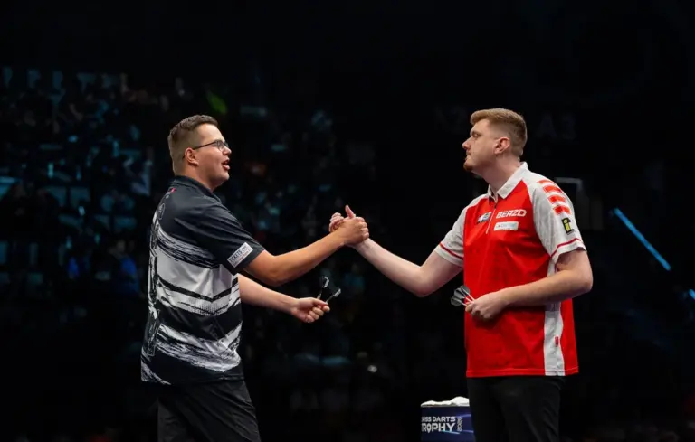 Gian van Veen (links) und Niko Springer beim Handschlag auf der Bühne der Swiss Darts Trophy 2026 in Basel.