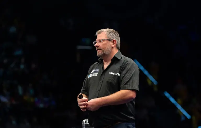 James Wade auf der Bühne der Swiss Darts Trophy 2026.