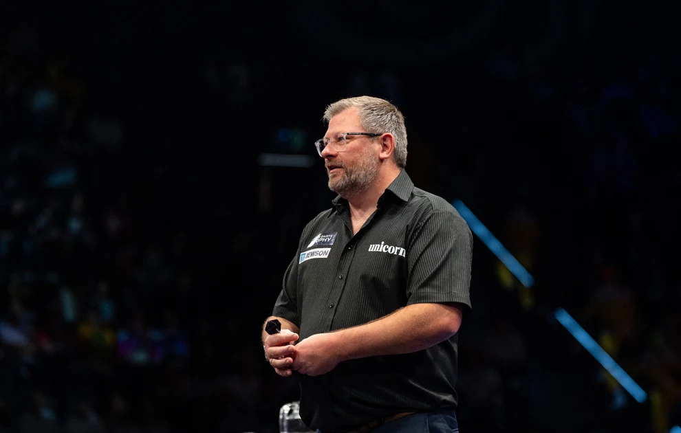 James Wade auf der Bühne der Swiss Darts Trophy 2026.