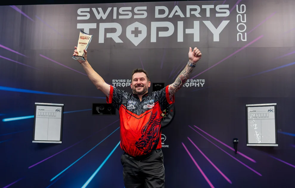 Jonny Clayton jubelt mit dem Siegerpokal nach seinem Triumph bei der Swiss Darts Trophy 2026 in Basel.