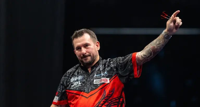 Jonny Clayton mit erhobenem Dart bei der Swiss Darts Trophy 2026.