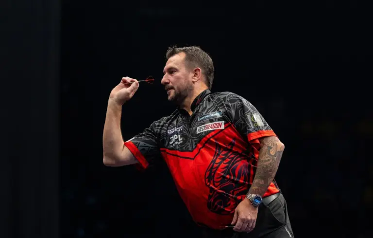 Jonny Clayton beim Wurf auf der Bühne der Swiss Darts Trophy 2026 in Basel