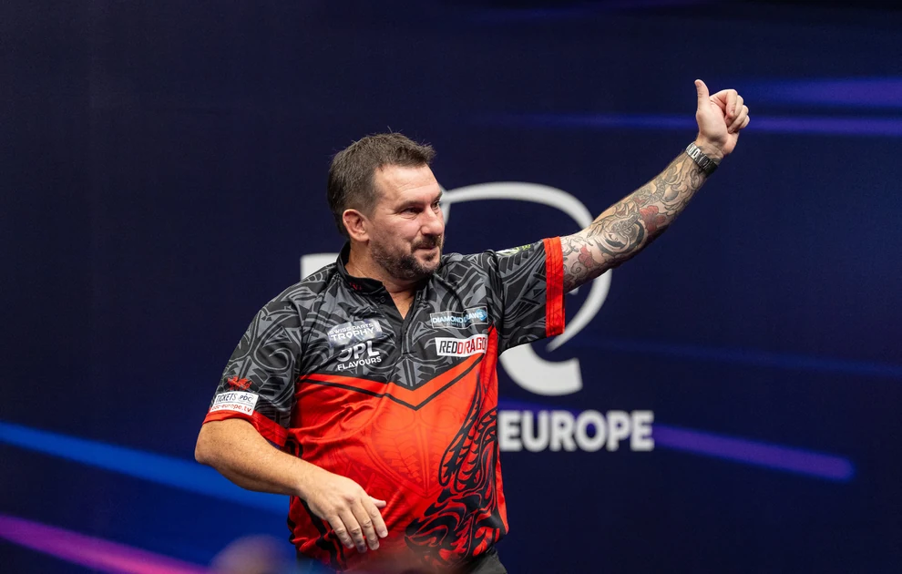 Jonny Clayton mit erhobenem Daumen auf der Bühne der Swiss Darts Trophy 2026 in Basel.