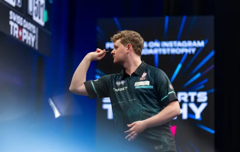 Kevin Doets mit erhobenem Dartarm auf der Bühne der Swiss Darts Trophy 2026.
