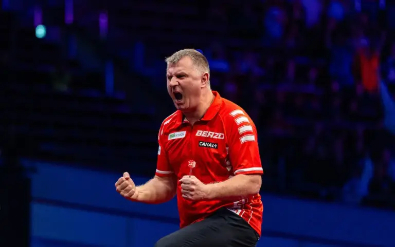 Krzysztof Ratajski jubelt mit geballten Fäusten im Viertelfinale der Darts-EM 2026 gegen Luke Littler in Dortmund.