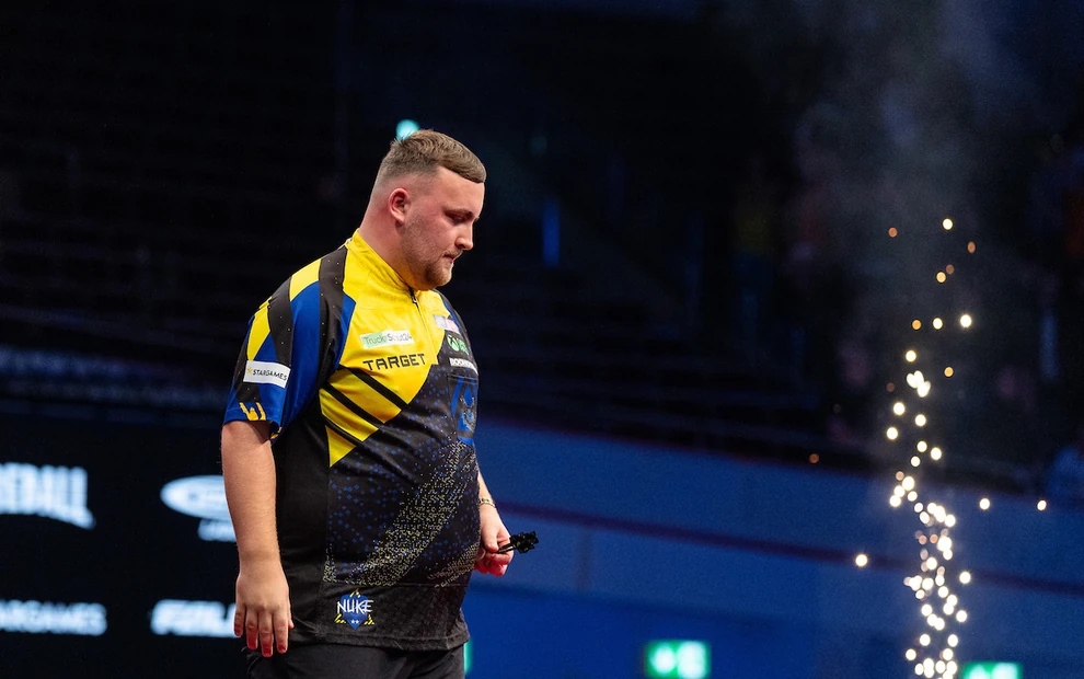 Luke Littler verlässt bei der European Championship 2026 nach seiner Viertelfinalniederlage gegen Krzysztof Ratajski die Bühne in Dortmund.