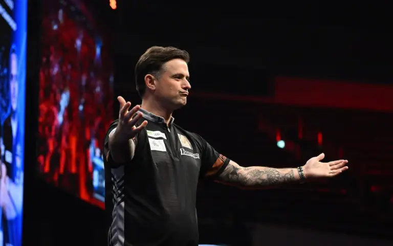 Luke Woodhouse mit ausgebreiteten Armen auf der Bühne der European Championship 2026 in Dortmund.