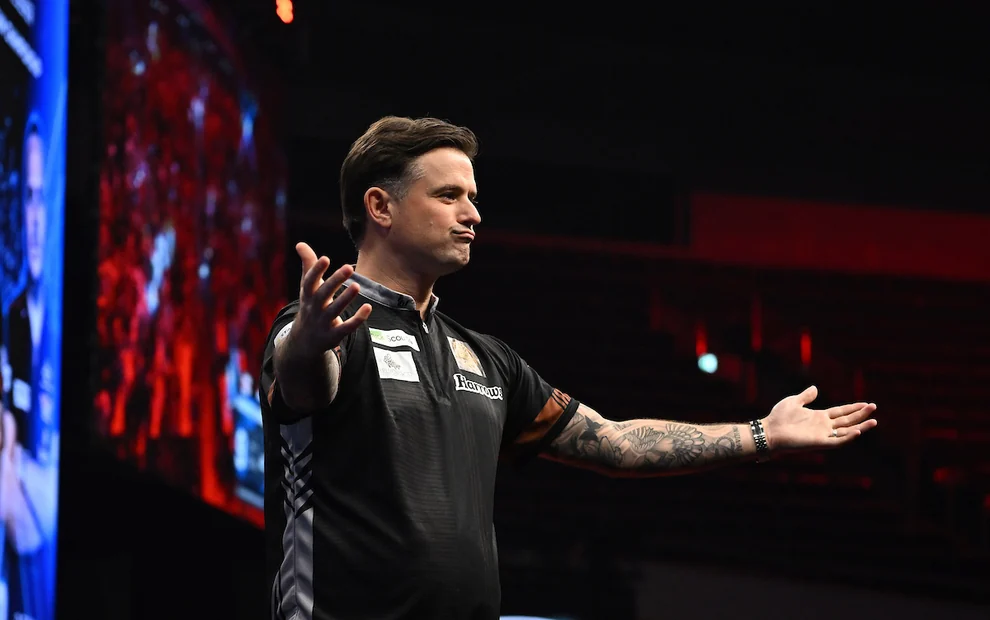 Luke Woodhouse mit ausgebreiteten Armen auf der Bühne der European Championship 2026 in Dortmund.