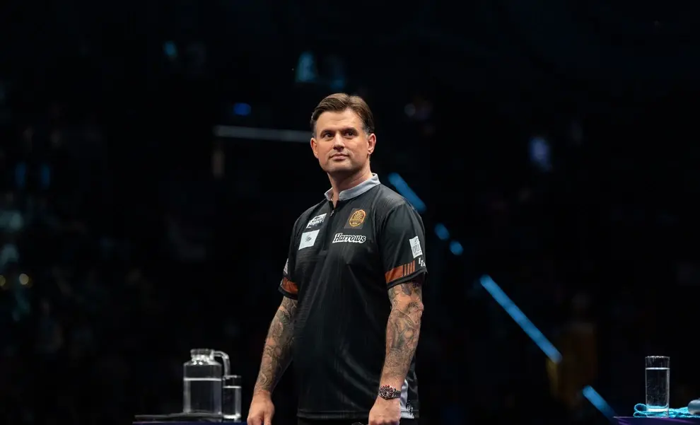 Luke Woodhouse mit Darts in der Hand auf der Bühne der European Championship