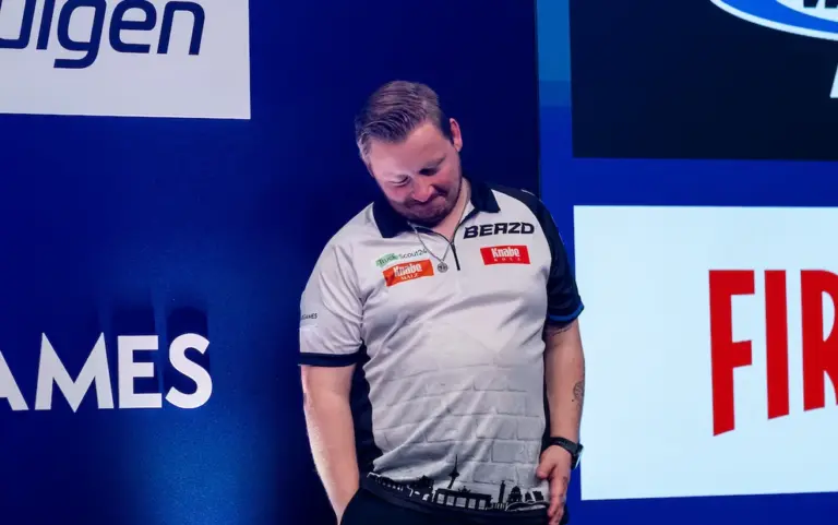 Martin Schindler nach dem EM-Finale 2026 mit gesenktem Blick auf der Bühne in Dortmund.