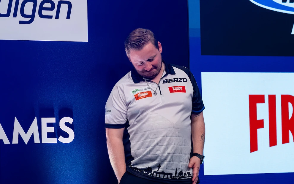 Martin Schindler nach dem EM-Finale 2026 mit gesenktem Blick auf der Bühne in Dortmund.