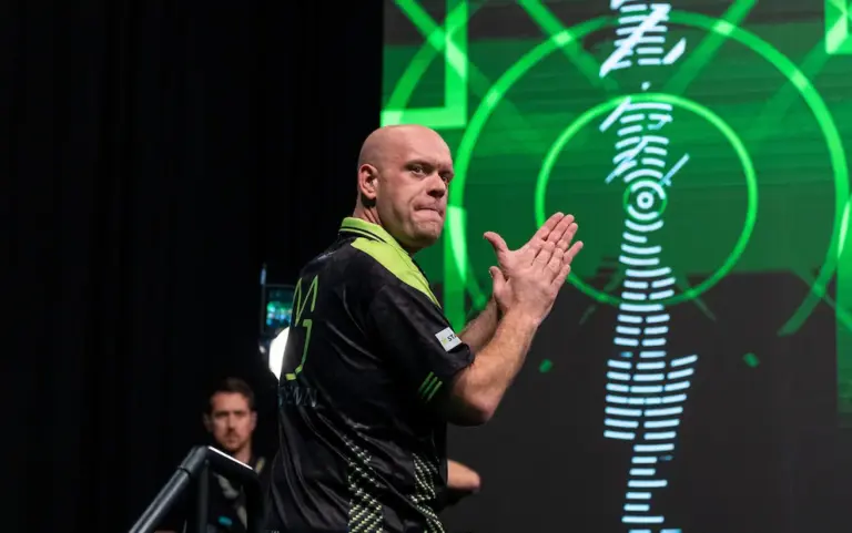 Michael van Gerwen applaudiert auf der Bühne bei der European Darts Championship 2026.
