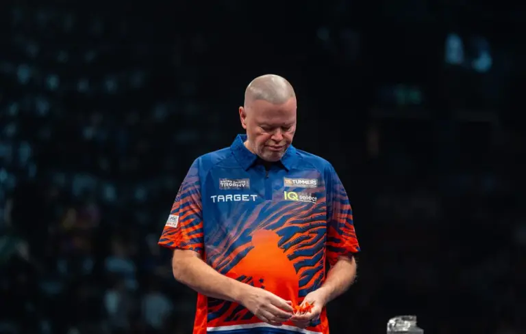 Raymond van Barneveld scheidet an Tag 1 der Swiss Darts Trophy 2026 in der Abendsession aus.