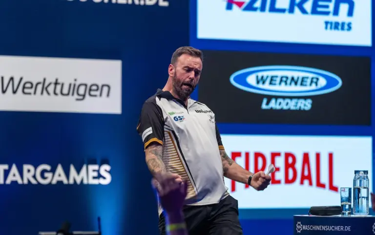 Ross Smith jubelt mit geballten Fäusten auf der Bühne bei der European Championship 2026 in Dortmund.