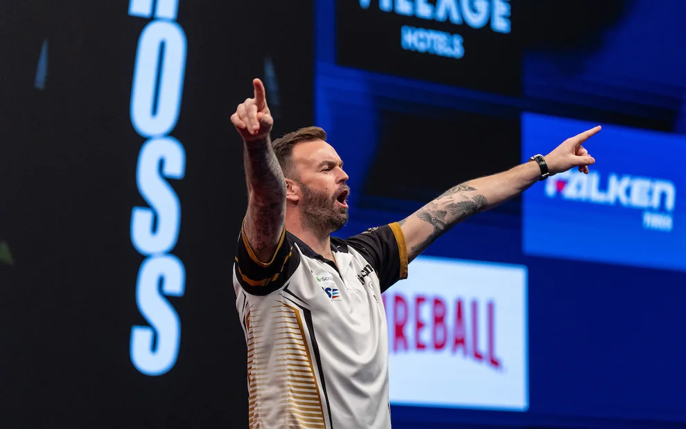 Ross Smith jubelt mit ausgestreckten Armen auf der Bühne der European Championship 2026 in Dortmund.